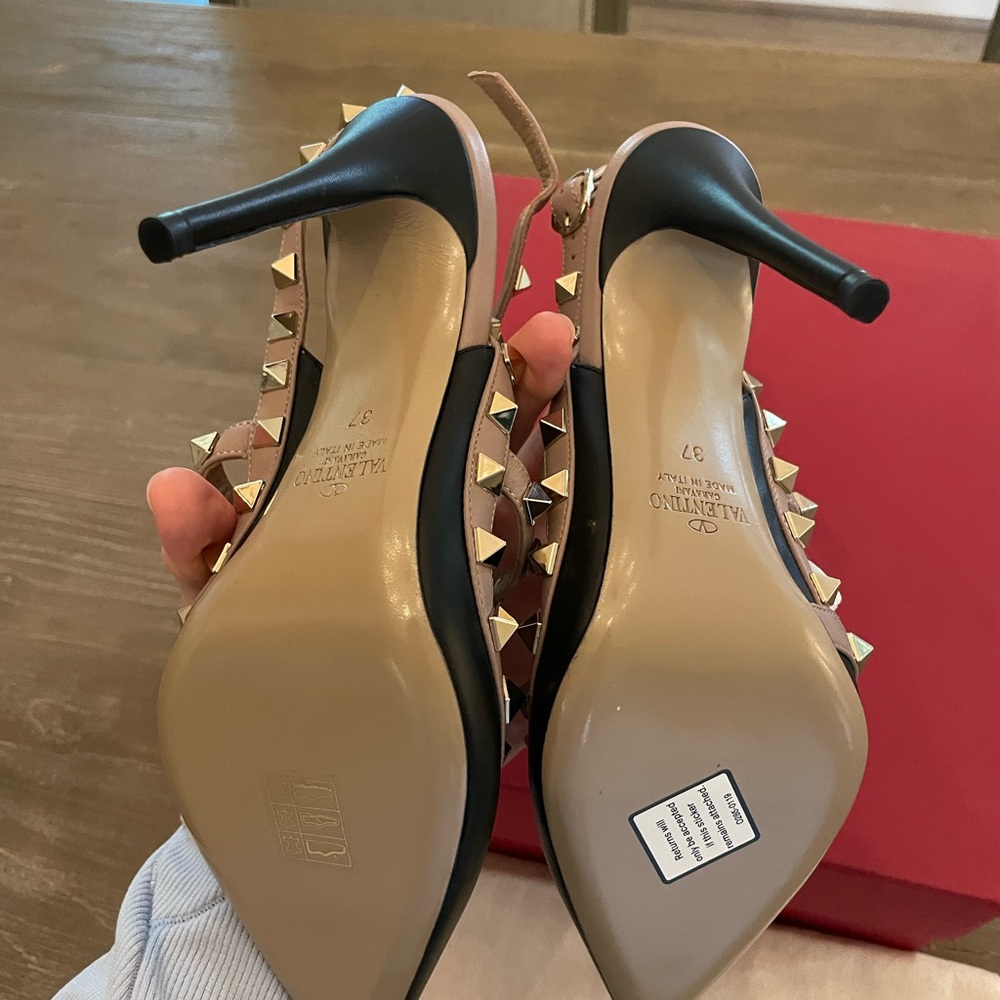 NWT Valentino Rockstud pumps in a size 37 (size 7) - Picture 2 of 4